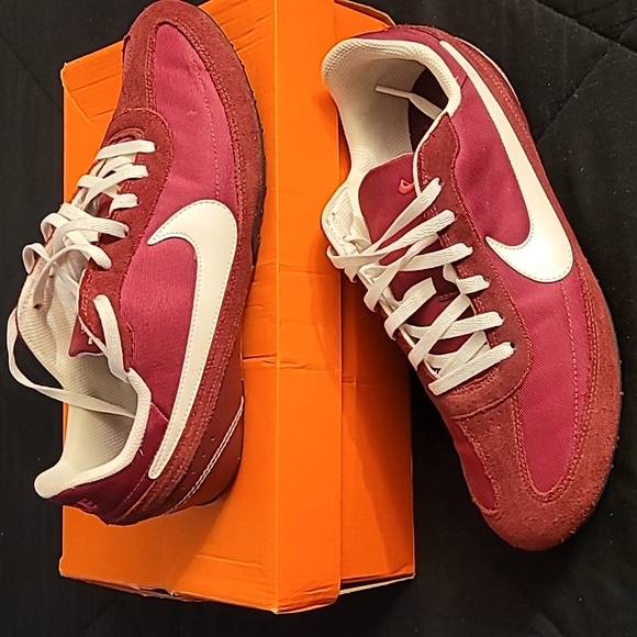 NIKE Athletic Shoes - Picture 3 of 5